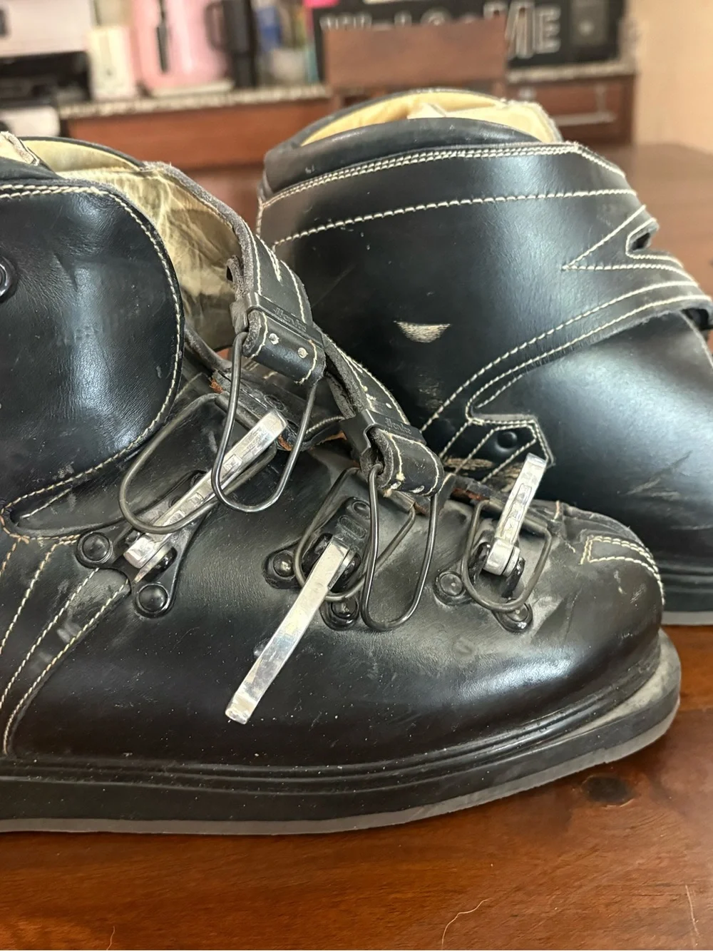 VINTAGE Henke Swiss leather ski boots from the 1960s